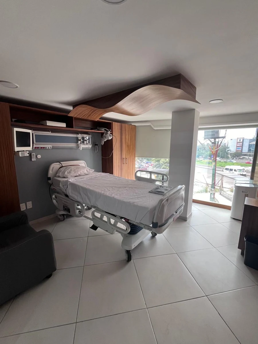 Habitación del hospital con cama y espacio para acompañante